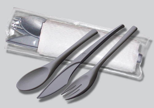 Cubiertos por 3 ensobrados, con servilleta.  ARPLA productos plásticos.